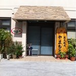 店内と比べると割と質素な入口