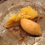 ア ミオ アージョ - リンゴのタルトカラメルのジェラード添え