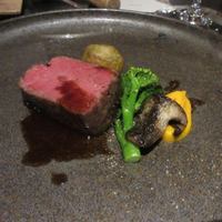 イノベーティブ フレンチ ワタハン - お肉料理は佐賀牛のランプ肉。
                      
                      とても柔らかいお肉で食べやすいお肉料理ですよ。