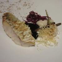 イノベーティブ フレンチ ワタハン - 魚料理のメインは甘鯛の松笠焼きです。
                    
                    表面がカリッと焼かれた甘鯛に舌鼓を打ちました。