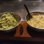 Okonomiyaki Teppanyaki Maruo - 混ぜました(左がネギのホタテ、右が玉ねぎのミックス)