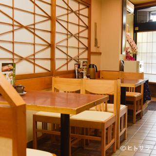 明るく居心地の良いシンプルな和空間。夜はそば居酒屋として活躍