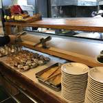 手打十段 うどんバカ一代 - 開店直後なので、まだ並びは少ない