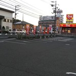 丸亀製麺 - 丸亀製麺の横は「すき家」です(2019.10.30)