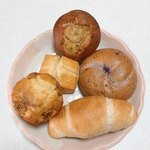 トトトパン - 塩パン、ブルーベリーベーグル、バナナケーキ、プレーンスコーン、木ノ実とイチヂクのマフィン