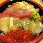 玄海寿司 本店 - 日替りの四色丼（いくら、ホタテ、マグロ、金目鯛）
