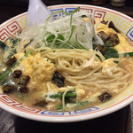 餃子と麺 いせのじょう - 卵とじラーメン、麺アップ