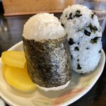 吉ひろ - 焼きそばセットのおにぎり（海苔塩おにぎりとわかめおにぎり　たくあん3枚付き）
