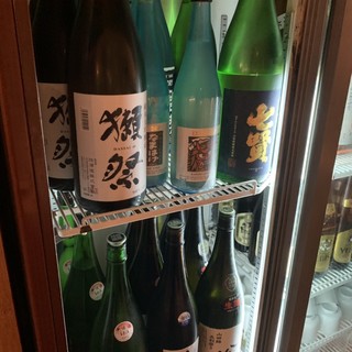 Enjoy carefully selected Japanese sake and wine with delicious fish.