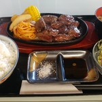 三國 - ハーフステーキ定食1180円