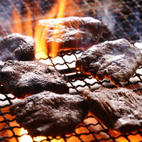 圧切牛タン炭火焼 雲丹添え
