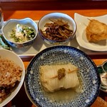 栄夏 - 贅沢おばんざいランチ(1500円)  あとお味噌汁とか、茶碗蒸しとか、炒めものとか、佃煮とかいろいろ出てきますよ。