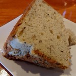 栄夏 - サービスでシフォンケーキもおかわりくれますた。おかわりの方が厚切りだし(笑)