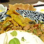 旧ヤム邸 - 長ネギときのこのテンペラードのせスパイシー牛豚キーマ