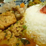 旧ヤム邸 - 鮭のバターぽんず鶏キーマ根菜のブラッククミン炒めのせ