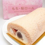 キース・マンハッタン - 中にはぎゅうひで包まれたあんこと苺が入ってるよ。和洋折衷ロールケーキだね。