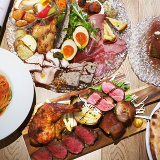 ボリューム満点！前菜たっぷり、お肉どっさり「よくばりコース」