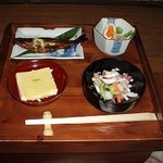 ごんべえ邑 - 箱膳の蓋に並べた料理