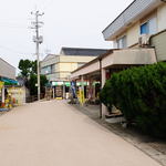 真野商店 - 土産物屋街の一角　右側が真野商店