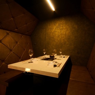 4名様までご利用いただける半個室です。