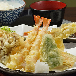 揚げ油や粉にもこだわったカラッと軽い食感の天ぷらをぜひ！