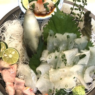 旬のかわはぎ活姿造り。あわび、さざえ、活あじ。