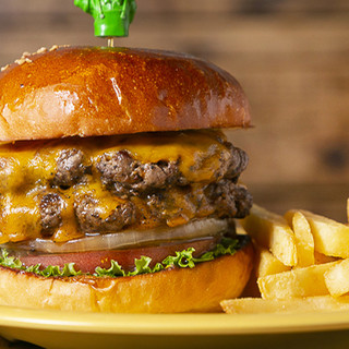 自慢のパティと特製バンズが決め手◆50種類以上のハンバーガー