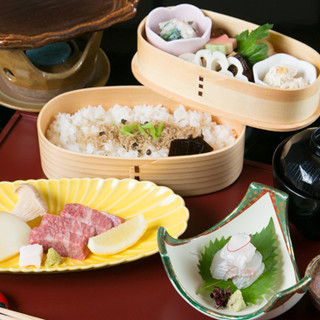 Discerning Kyoto cuisine made with ingredients from Kyoto and fresh fish caught in nearby waters.