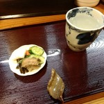 花千里 - 焼酎　添えられている自家製のぬか漬け