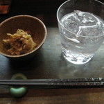 大納言本家 - お通しと麦焼酎（中々）