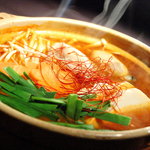 美味園 - 美味チゲ（チゲ鍋）。魚からダシをとったスープがベースの旨味たっぷりのスープに牡蠣などが入った具だくさんの海鮮鍋。辛いけど旨い！本場の味です。