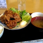 あゆむ食堂 - から揚げ定食680円。
