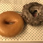 Krispy Kreme Doughnuts - オリジナルグレーズドとオールドファッションチョコレート