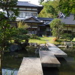 雪村庵 - 中は大きな敷地面積の中に、日本風庭園と家屋が立っています。