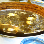 Fujiya - カウンターのコーナーの所に鍋があって、モツが煮えてます