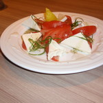 新宿 秋田比内地鶏 時雨 - トマトとチーズのカプレーゼ