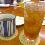 お好み焼徳川 - サービスのお茶と麦茶