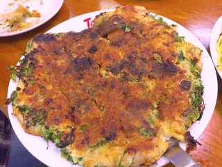 Okonomiyaki Tokugawa - 牛すじ入りネギ焼 角度を変えて