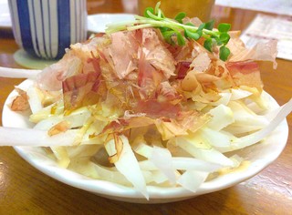 Okonomiyaki Tokugawa - サービスの大根サラダ