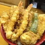 たぬき - 上天丼  ８５０円
                                天ぷらが１３品乗ってました。息子はギブアップ。私も辛うじて完食。
                                しばらく天ぷらは見たくないな、と。