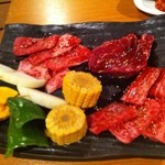 炭火焼肉 鶴兆 - お肉の盛り合わせ