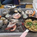Nakamiyamaru - 火傷に注意しながら炭火焼の牡蠣等のシーフードを楽しませていただきました。