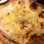 CONA - チーズのピザ
