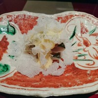 野嵯和 - 皮を炙って〆めた秋刀魚とトマト、黄身酢、クリームチーズを合わせ揚げライスペーパーを散りばめて