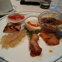 中国飯店 三田店 - 前菜（酔っ払い蟹のカクテル風、クラゲ、チャーシューなど）