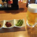 久兵衛屋 - おつまみ三種盛りと半額ビール