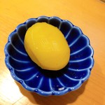 浅草じゅうろく - 栗の甘煮
      器の濃紺と栗の黄金色の反対色の対比が美しい*\(^o^)/*