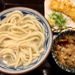 丸亀製麺 - ● 毎月1日 半額 釜揚げうどん 400円→200円
            ● 毎月1日 数量限定 肉汁つけ 150円●イカ天 130円