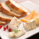 Babambi - チーズは10種類ほどを厳選してご用意しております。