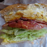 パントリー コヨーテ - ベーコン・レタス・トマト・チーズオムレツサンドウッチ